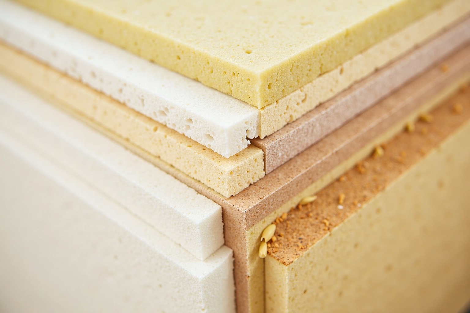 Handwerker bringt Dämmplatten an einer Hausfassade an