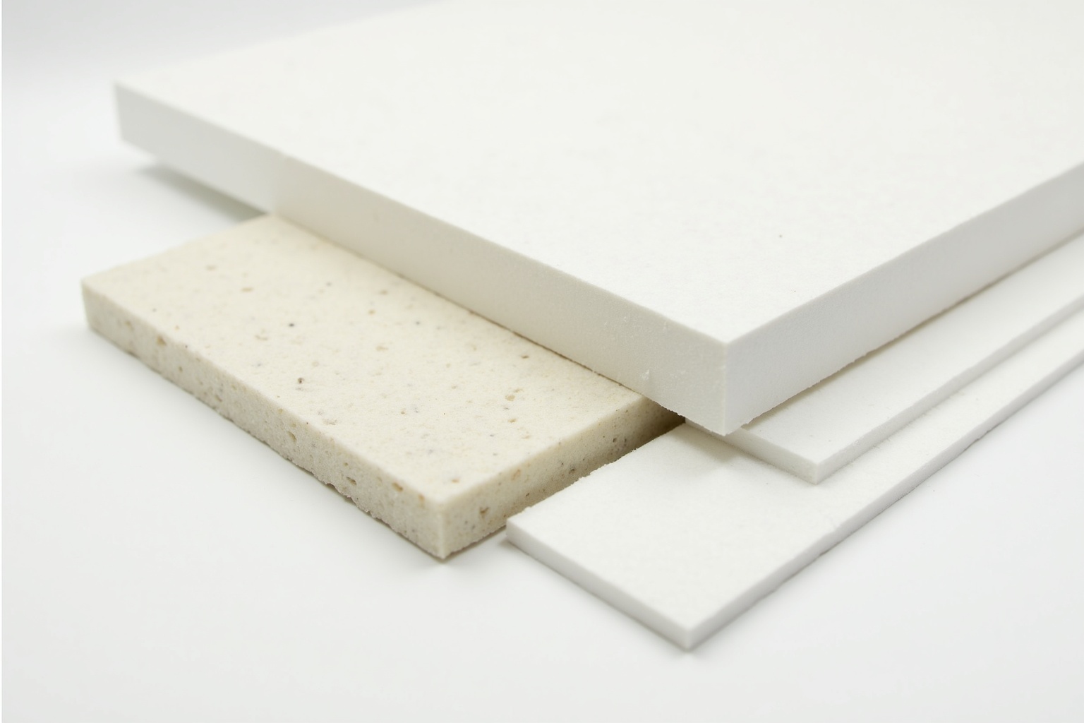 Handwerker befestigt Styropor-Dämmplatten an einer Hausfassade